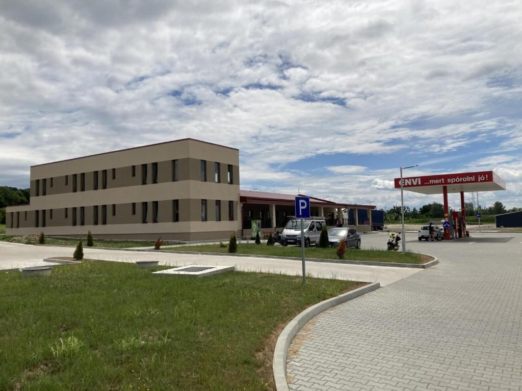 M70 Panzio Szemenyecsörnye Dış mekan fotoğraf